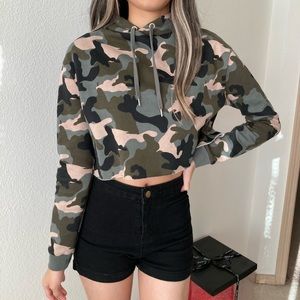 H&M Cropped Hoodie in camouflage color